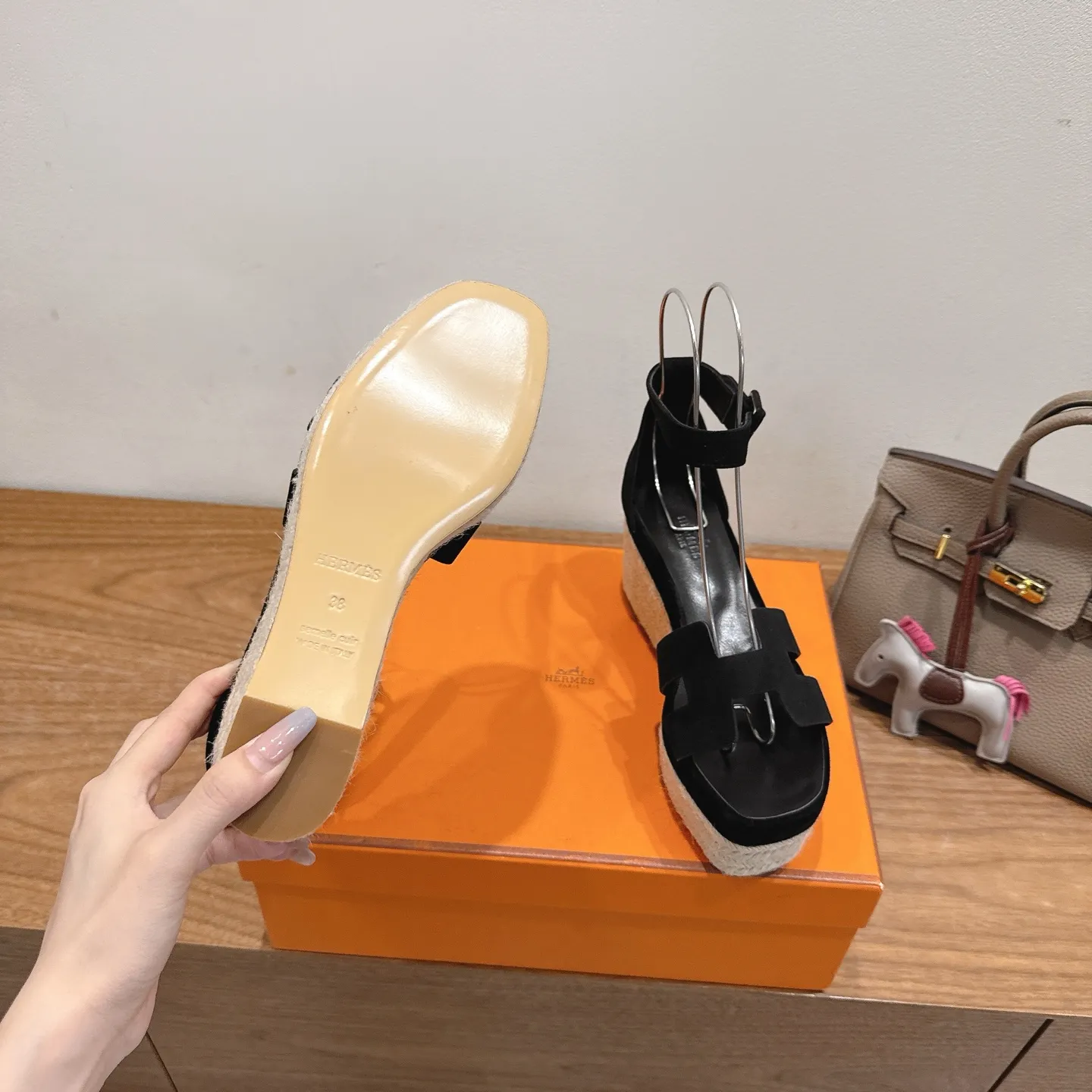 👟👟Ex-factory price 720👟👟 Hermes... a Eclair 2025 new color + popular series, the version is super positive, with a certain thickness, which makes the legs longer! Breathable, comfortable calfskin, spring and summer color matching, this item is both beautiful and comfortable! Channel supply code size: 35-39 can be ordered as 40.41 with airplane box ➕20